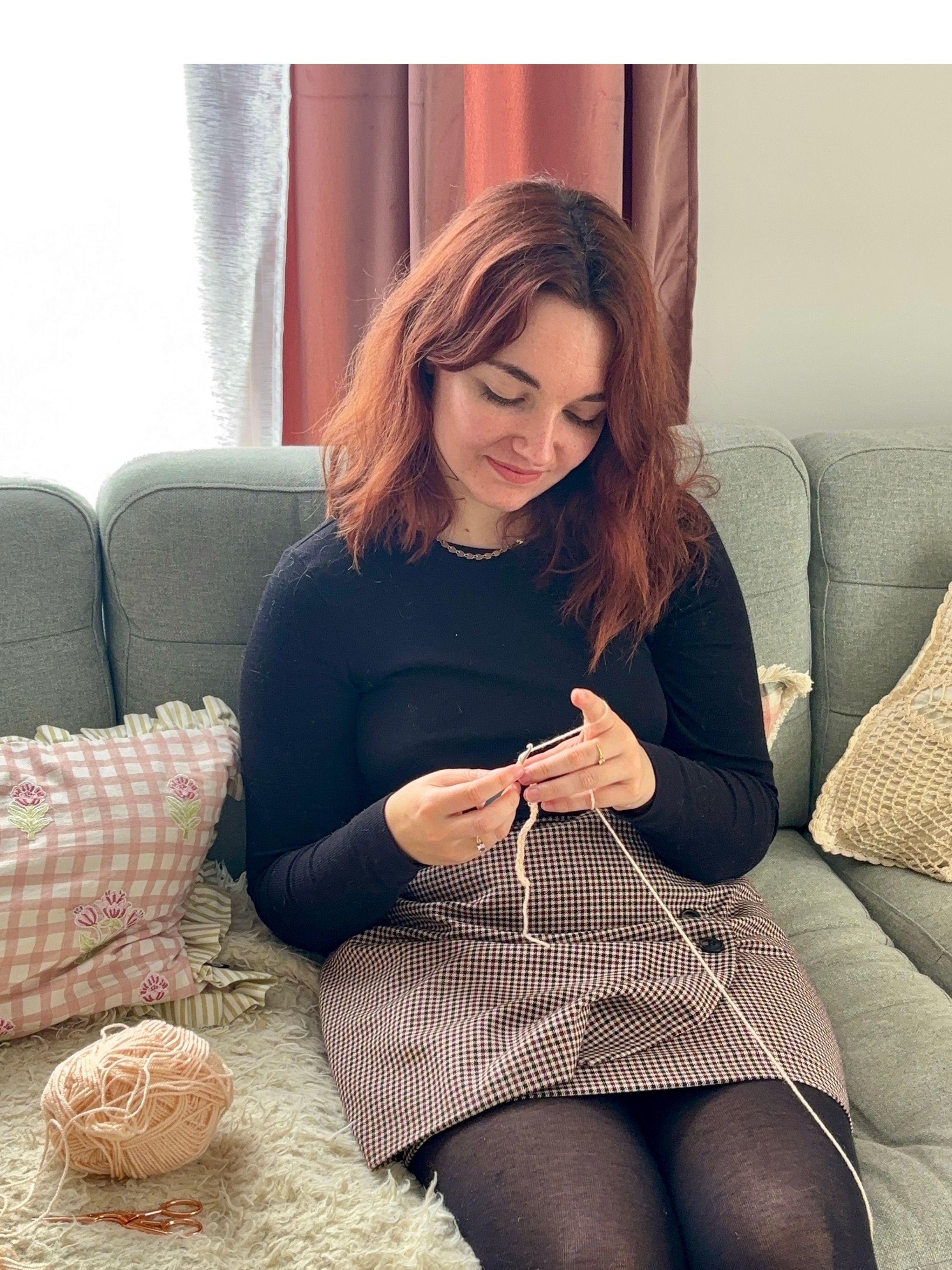 Bienvenue
Je m'appelle Olivia et je suis créatrice de décorations en crochet.
Je crée pour apporter de la douceur dans un monde qui va souvent trop vite