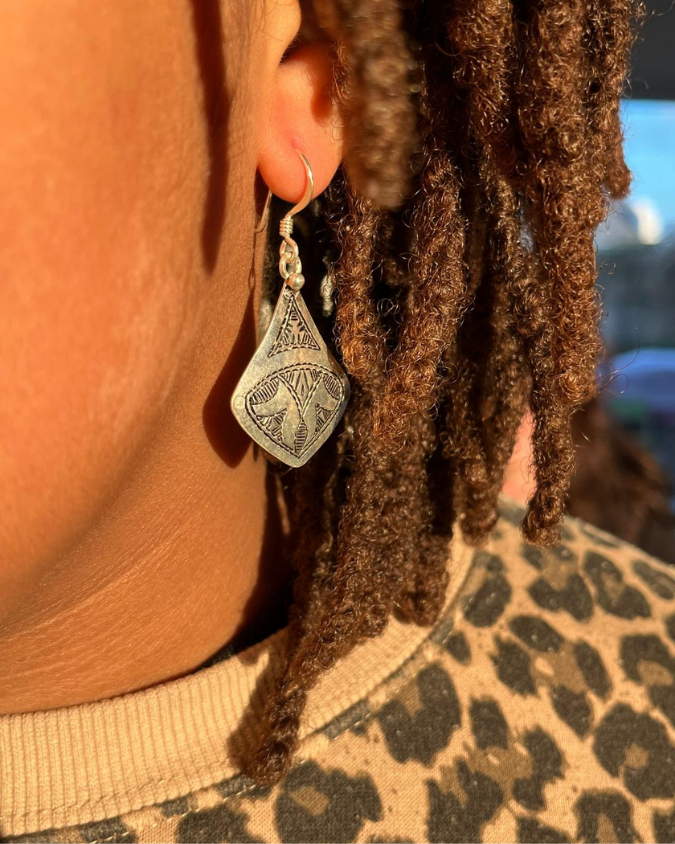 Bijoux en argent faits main – pièce unique pour soutenir votre énergie et votre intention personnelle.