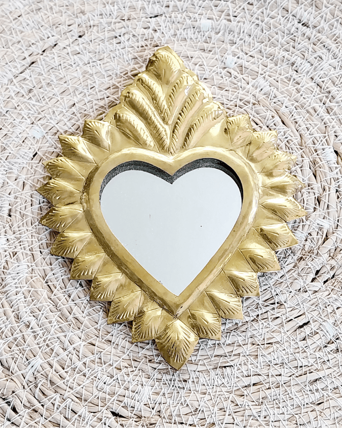 Décoration artisanale marocaine – miroir symbolique pour apporter lumière et beauté à votre intérieur.