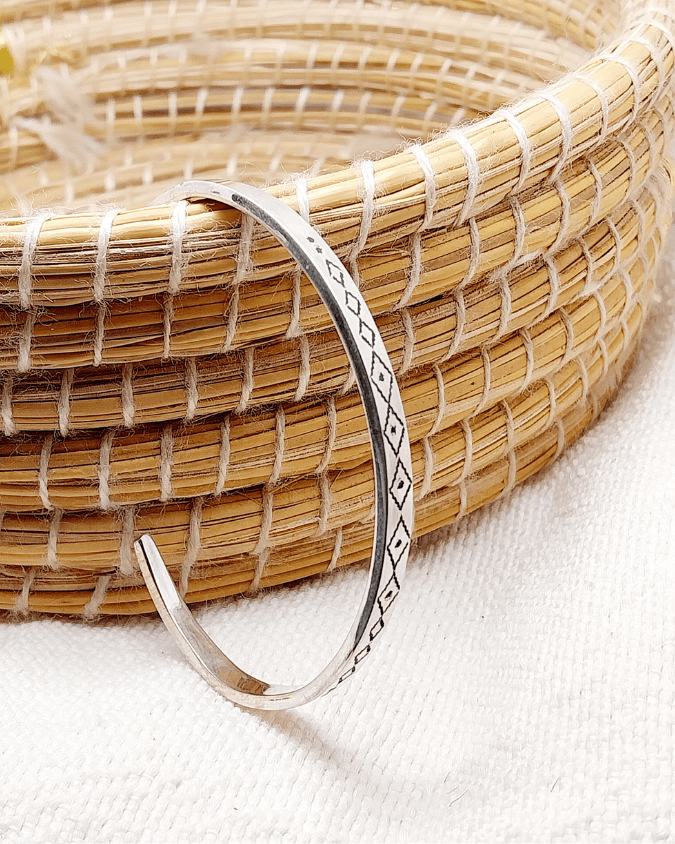 Bracelet en argent berbère – bijou symbolique porteur d’intention et d’énergie positive.