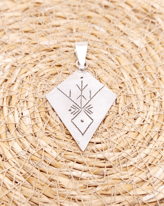 pendentif en argent berbère – bijou symbolique porteur d’intention et d’énergie positive
