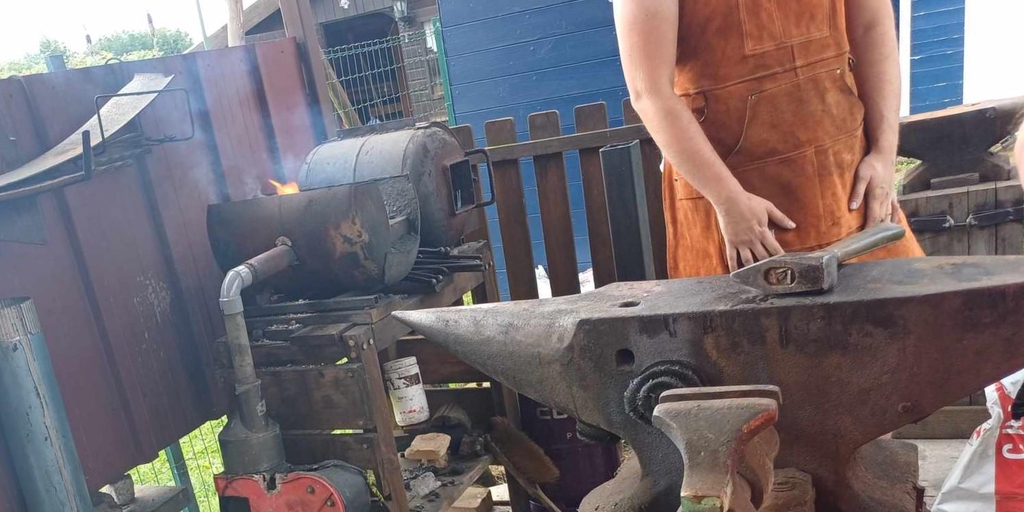 Atelier de forge, avec enclume et marteau