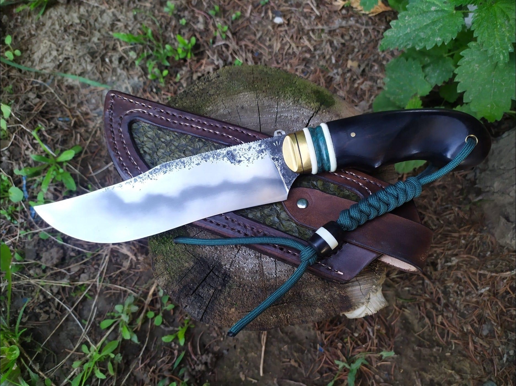 Couteau bowie, lame brute de forge, manche en ébène et insert en os et bois vert