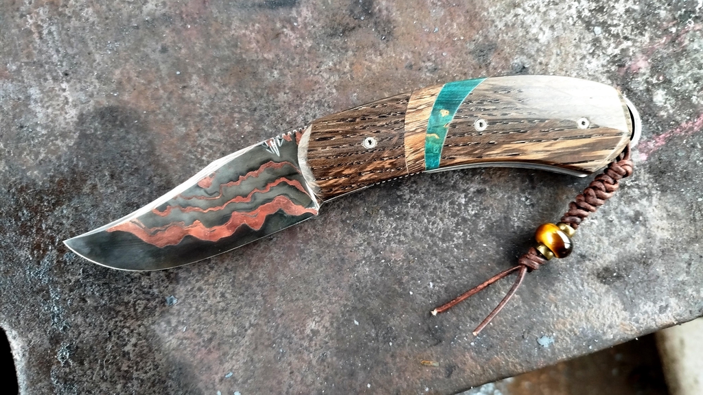 Couteau pliant, lame en acier et en cuivre, manche en morta et bois bleu