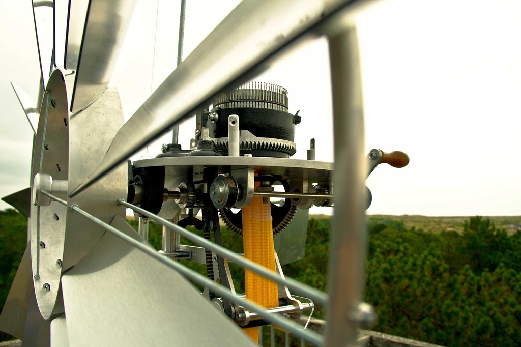 From the lookout tower of Dutch island Vlieland the Wind Knitting Factory knitted the merchandise for music festival 'Into The Great Wide Open'. A ten meter long scarf was knitted till it touched the ground. With the harvest the knitted bracelets where made at the tower and sold to the visitors of the festival