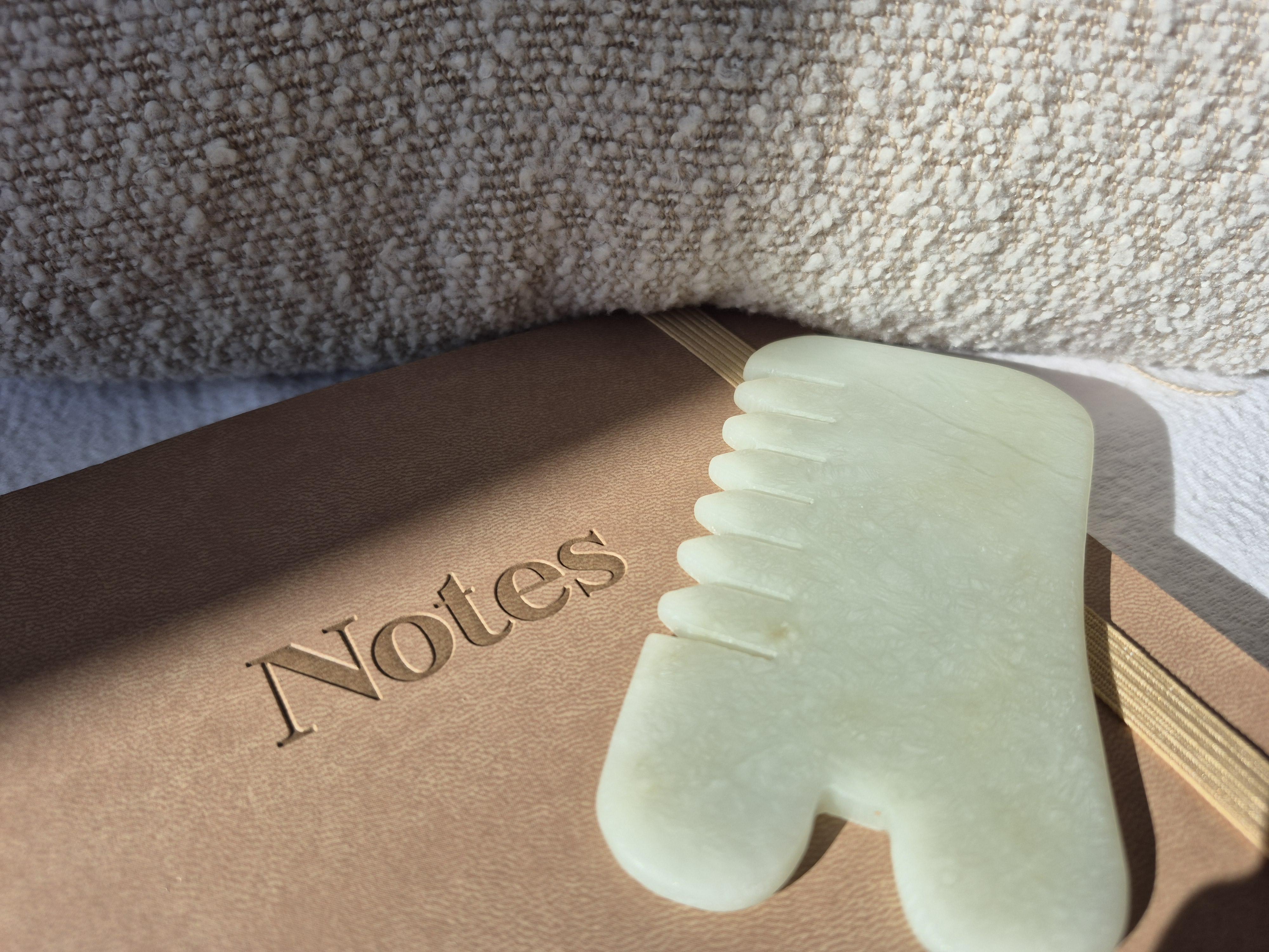 Carnet de notes et Gua Sha autour de l’apprentissage du massage bien-être et des soins visage chez Cap Relaxation à Montpellier
