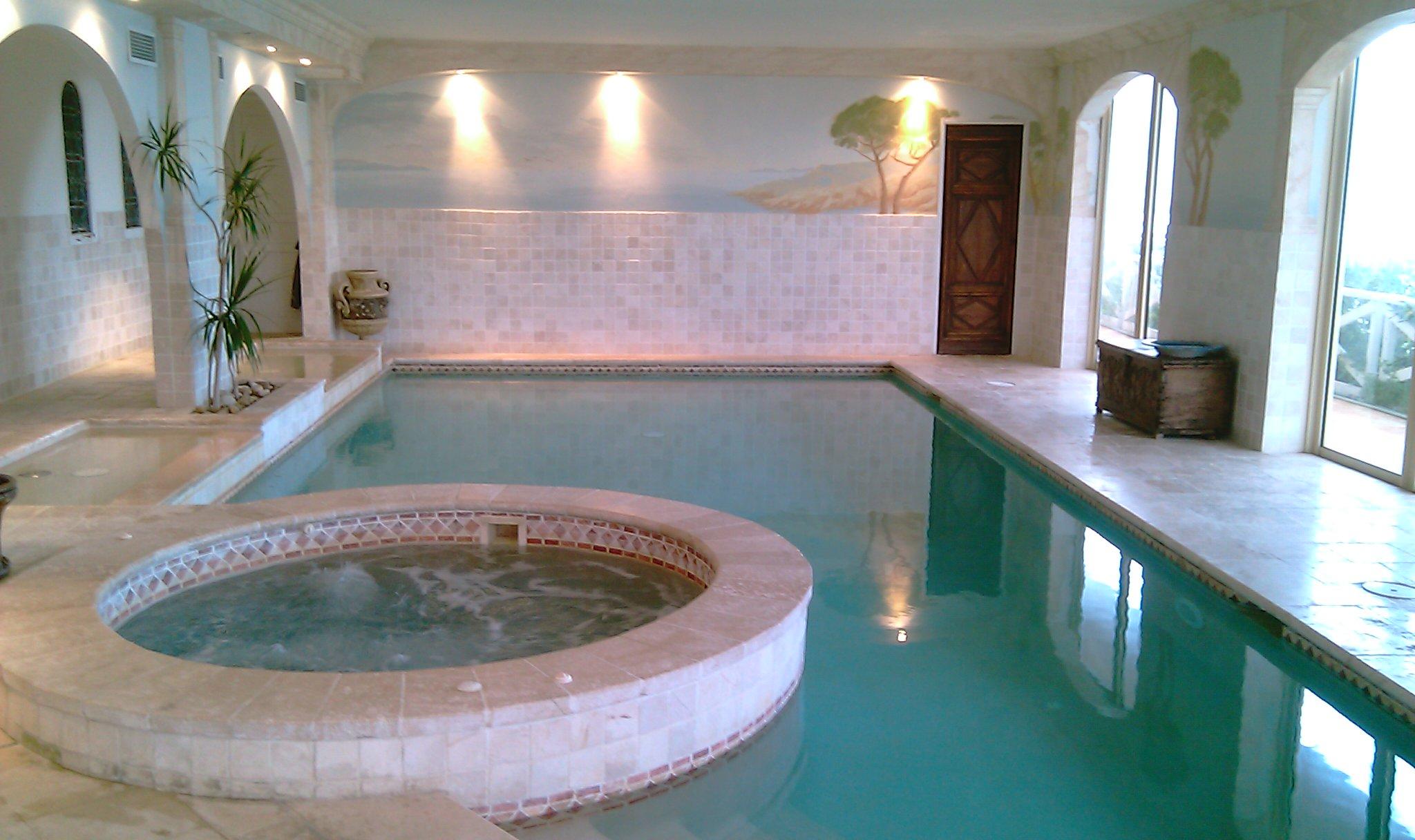 Espace bien-être avec piscine intérieure et jacuzzi à l’Hôtel La Baie Dorée, au Cap d’Antibes sur la Côte d'Azur