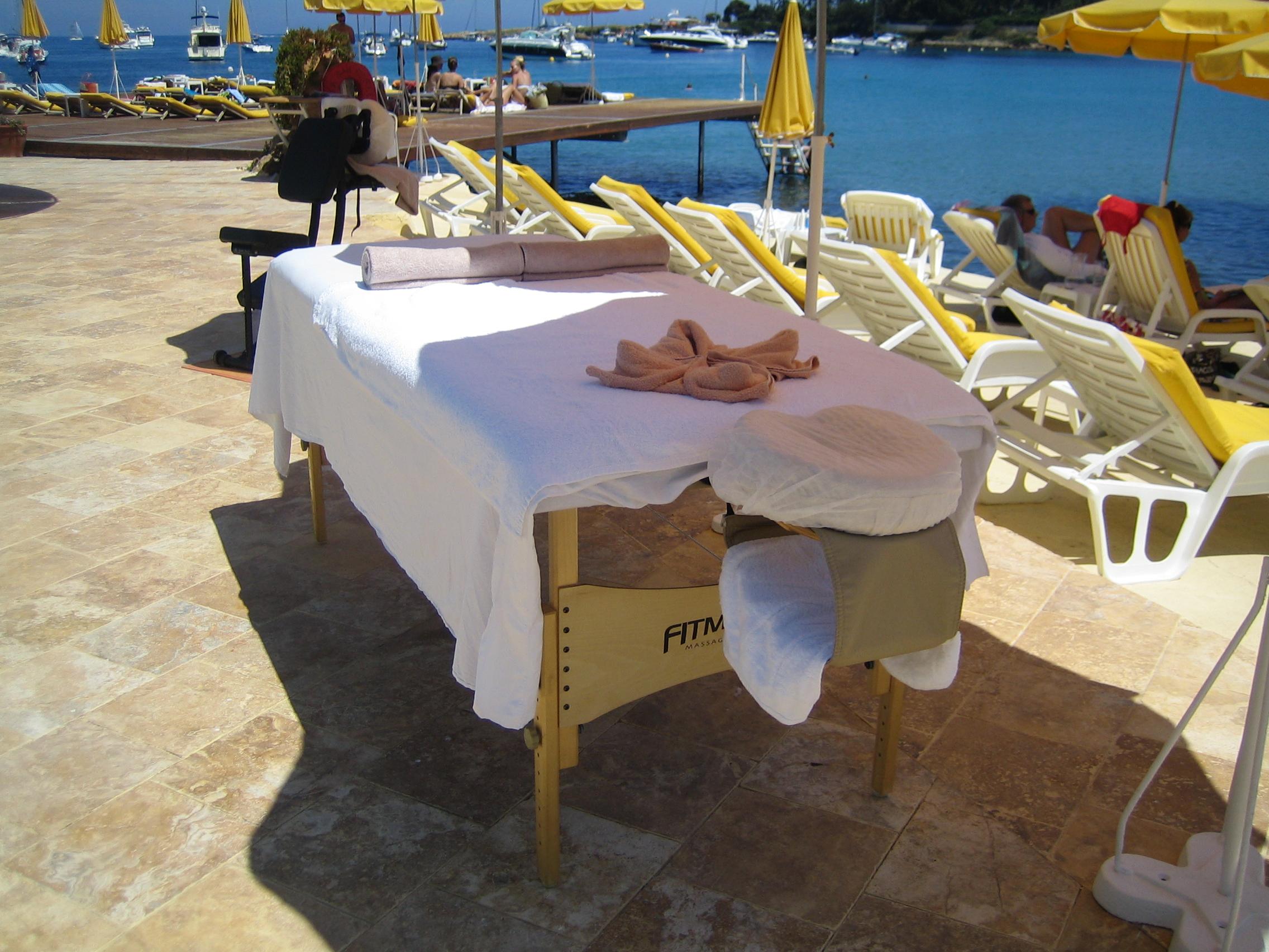 Table de massage installée face à la mer à l’Hôtel La Baie Dorée au Cap d’Antibes, souvenir du parcours professionnel de Cap Relaxation sur la Côte d'Azur