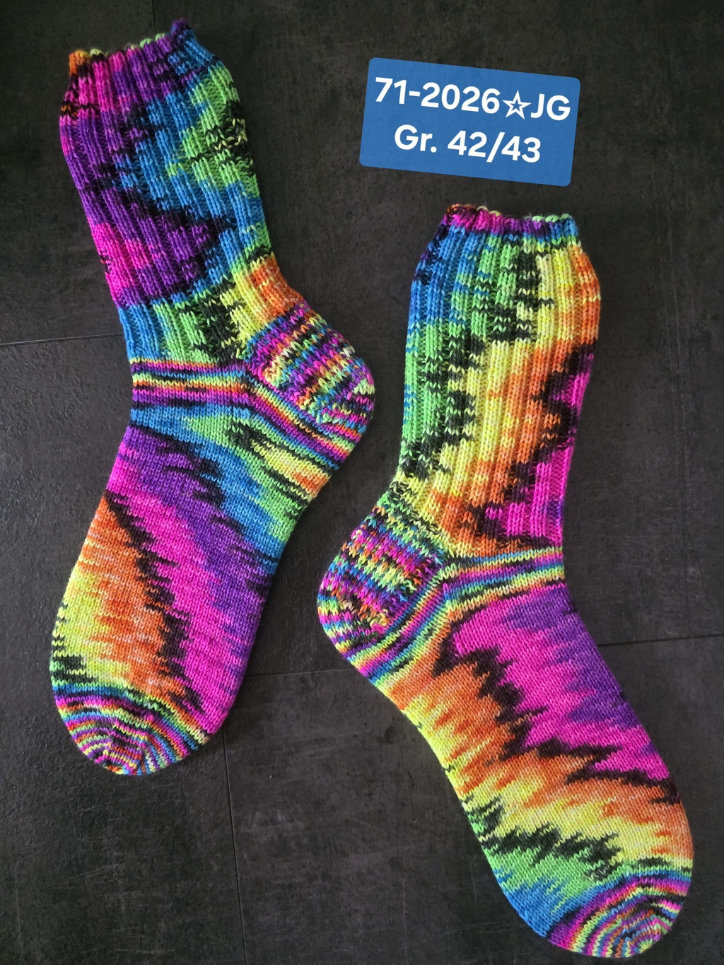 bunte Socken mit Muster handgestrickt hochwertige Wolle Mützen und weitere Strickwaren