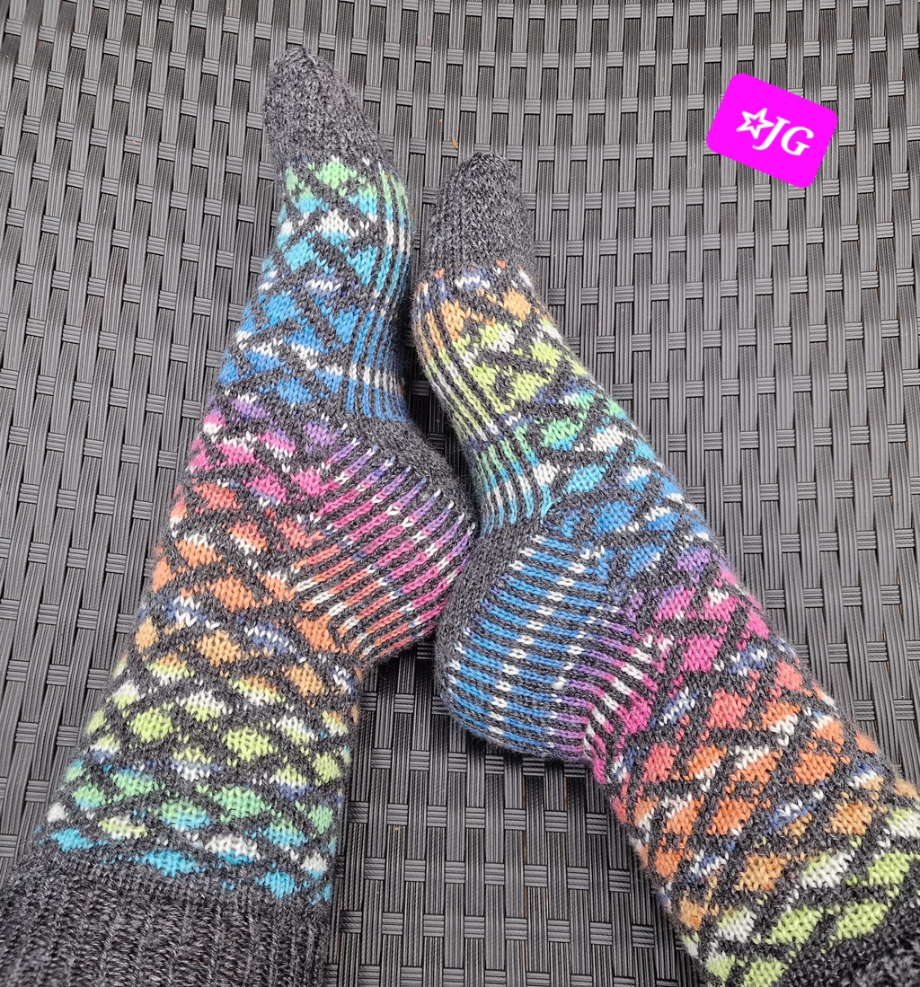 bunte Socken mit Muster handgestrickt hochwertige Wolle Mützen und weitere Strickwaren