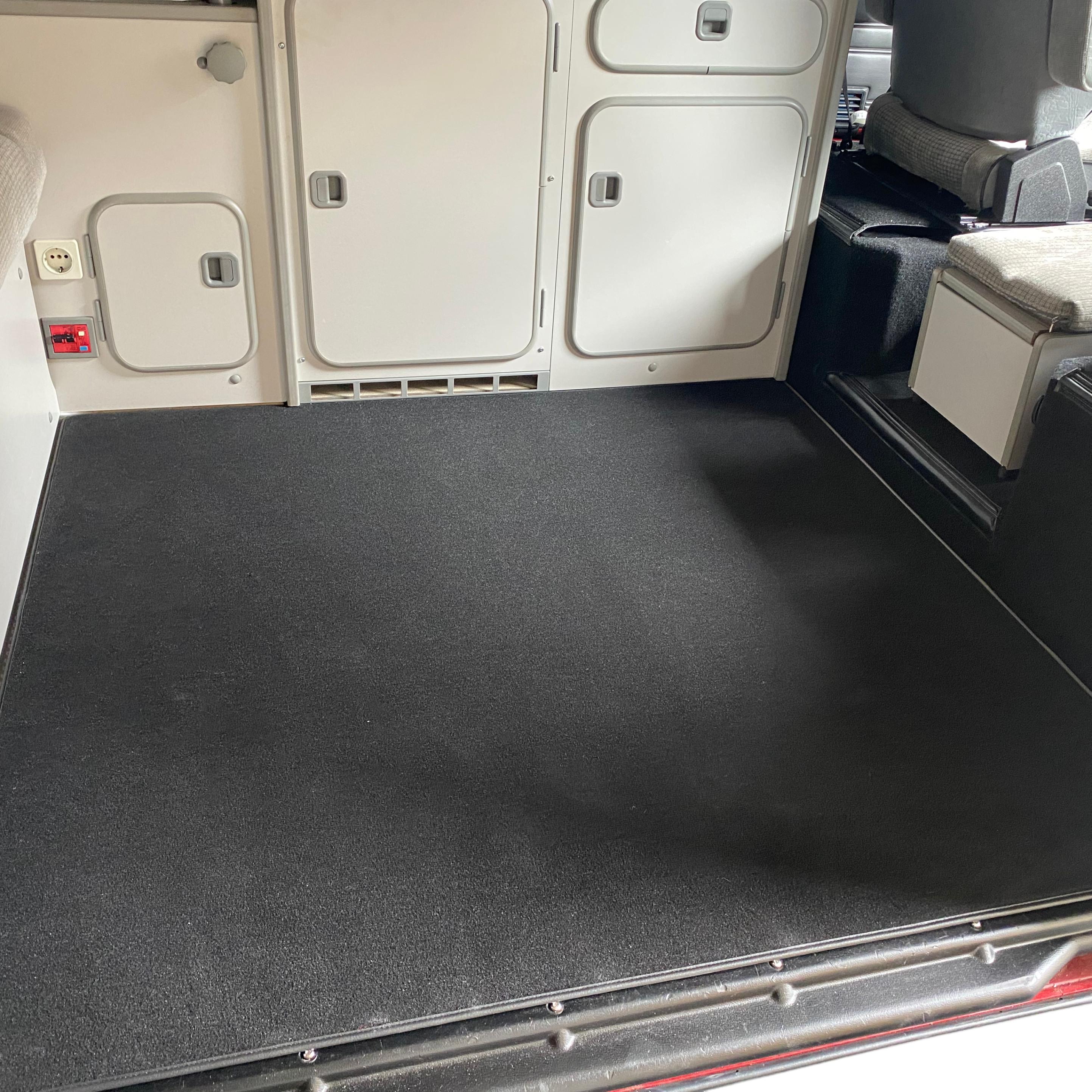Velours-Wohnraumteppich im Innenraum eines VW T3 Westfalia