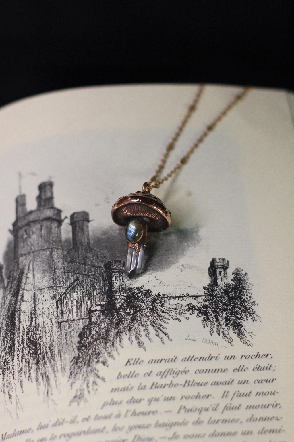 Collier pendentif Champignon enchanté, en cuivre, quartz et labradorite