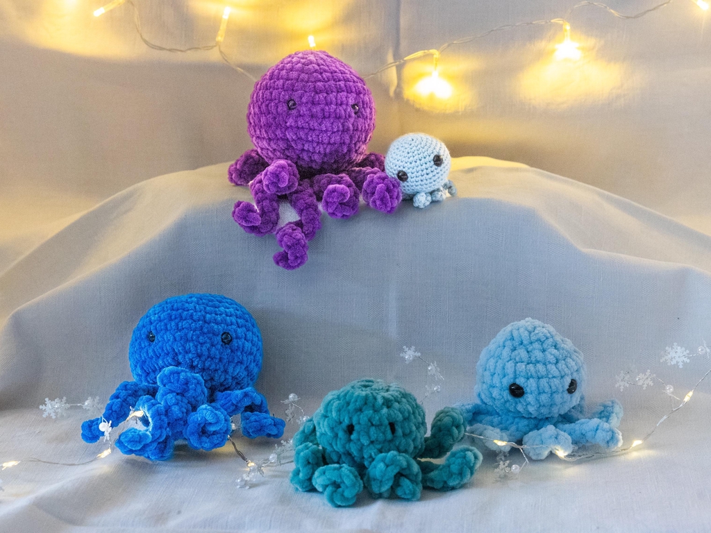 Découvrez nos peluches marines au crochet faites main : pieuvres, tortues et animaux de l’océan, créations artisanales douces et uniques