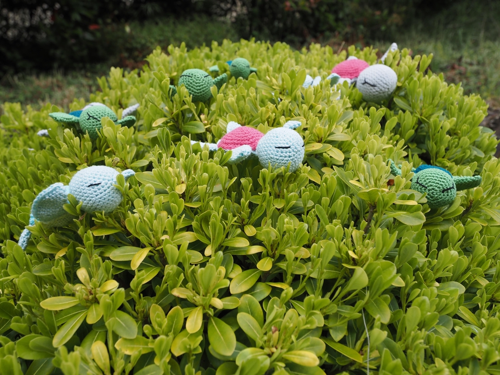 Bienvenue dans mon univers tout doux !
Je crée à la main des peluches en crochet uniques, inspirées de l’art japonais de l’amigurumi. Chaque création est réalisée avec amour, patience et passion, pour offrir des compagnons tout doux aux petits comme aux grands.
Sur ce site, vous trouverez :
🧶 Des peluches artisanales faites entièrement à la main ;
🌈 Des modèles personnalisables (choix des couleurs, prénom brodé, accessoires…) ;
🎁 Des idées cadeaux pour naissances, anniversaires, décorations de chambre d’enfant ou simples envies de tendresse ;
💚 Des matériaux de qualité : fils de coton doux, rembourrage hypoallergénique et finitions soignées.
Chaque peluche est unique, tout comme la personne à qui elle est destinée.
Adoptez une création crochetée avec cœur, et laissez la douceur s’inviter chez vous !