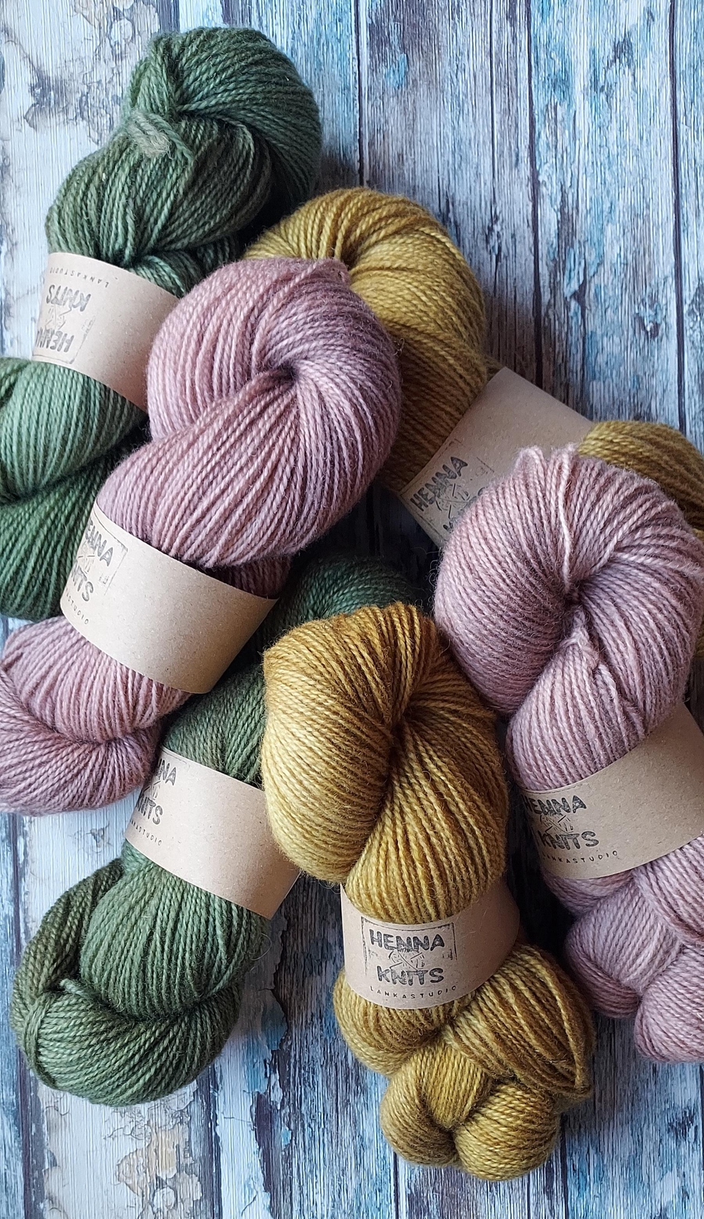 Käsinvärjättyjä suomenlampaan villalankoja Henna Knitsin omasta värjäämöstä – kotimaista villaa Simoniemestä