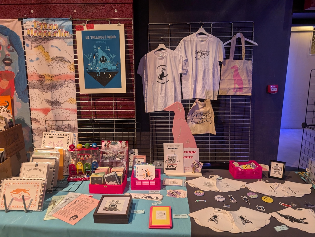 Salon du livre queer, soucoupe lovante graphiste