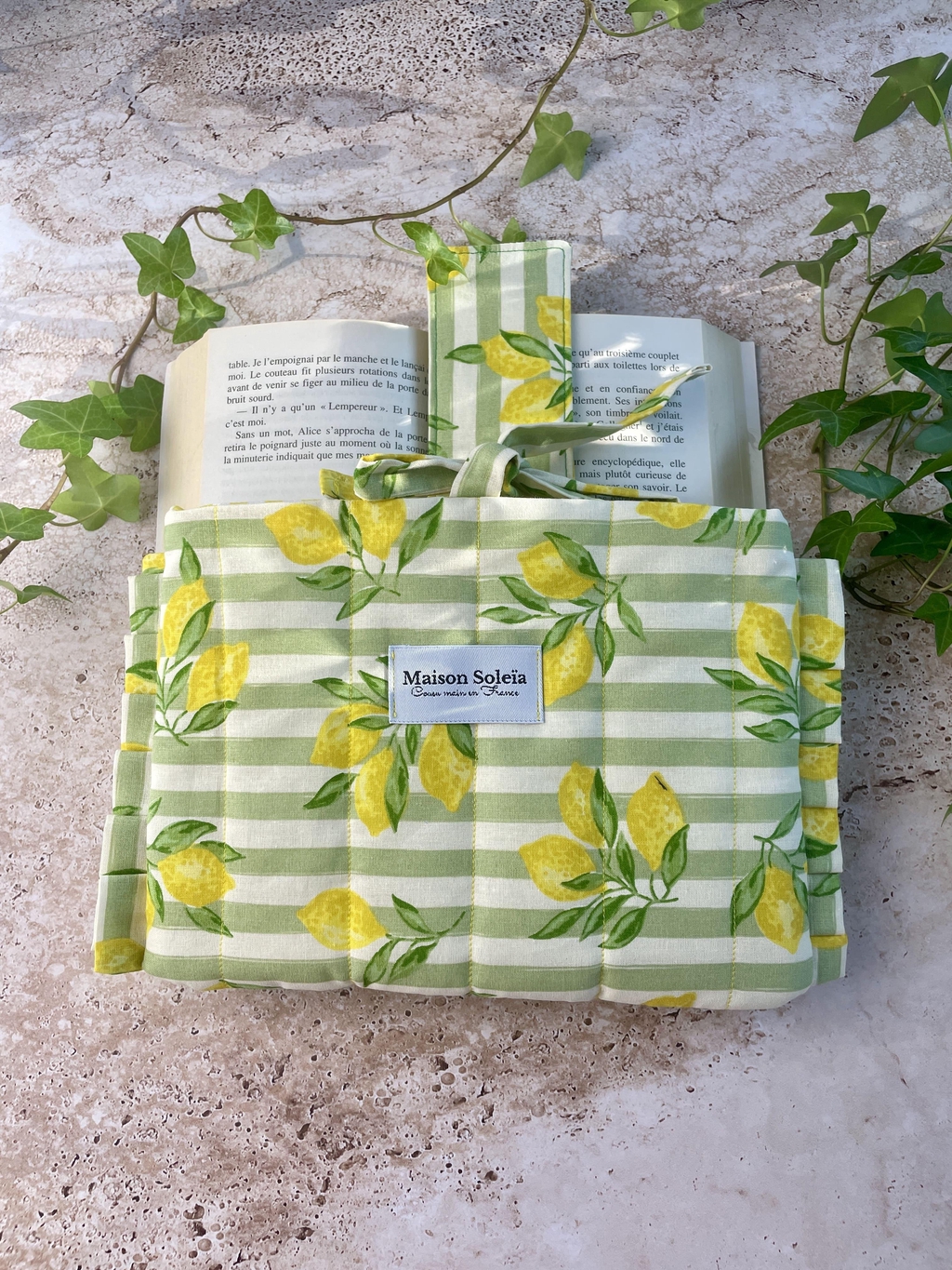 Des accessoires colorés et acidulés : chouchous, pochette à livres,...
