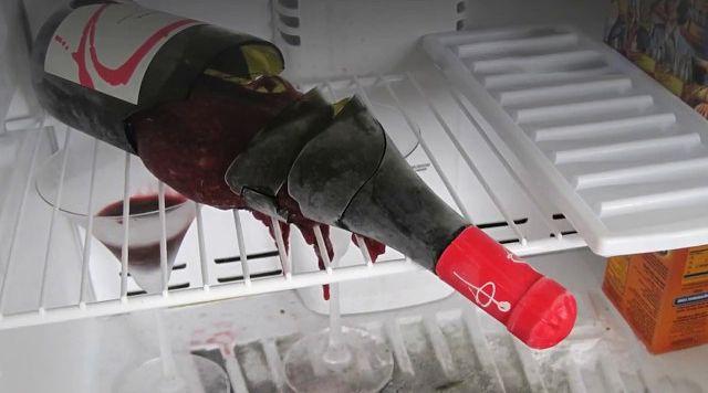 Vous avez oublié une bouteille de vin au congélateur ? Peut-on encore la boire ? Découvrez si le vin est altéré par la congélation, les risques à éviter et nos conseils pour le déguster sans danger.