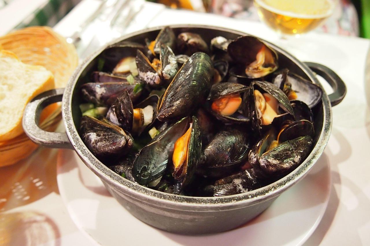 Quel vin blanc choisir pour accompagner des moules marinières, à la crème ou au curry ? Découvrez nos conseils d’accords mets-vins pour sublimer vos recettes de moules avec le vin parfait. Muscadet, Picpoul, Chardonnay… Faites le bon choix !