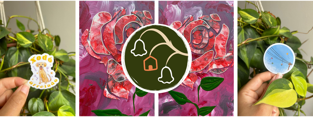 Imagem promocional com o logo do site Estufa de Cor que é um galho de três câmpulas brancas, onde a do meio na verdade é uma casinha, fazendo alusão a uma estufa.
Atrás do logo é a composição de quatro imagens de produtos da última coleção lançada, sendo eles o adesivo xodó arretado, o quadro ViRosa e o imã pipa