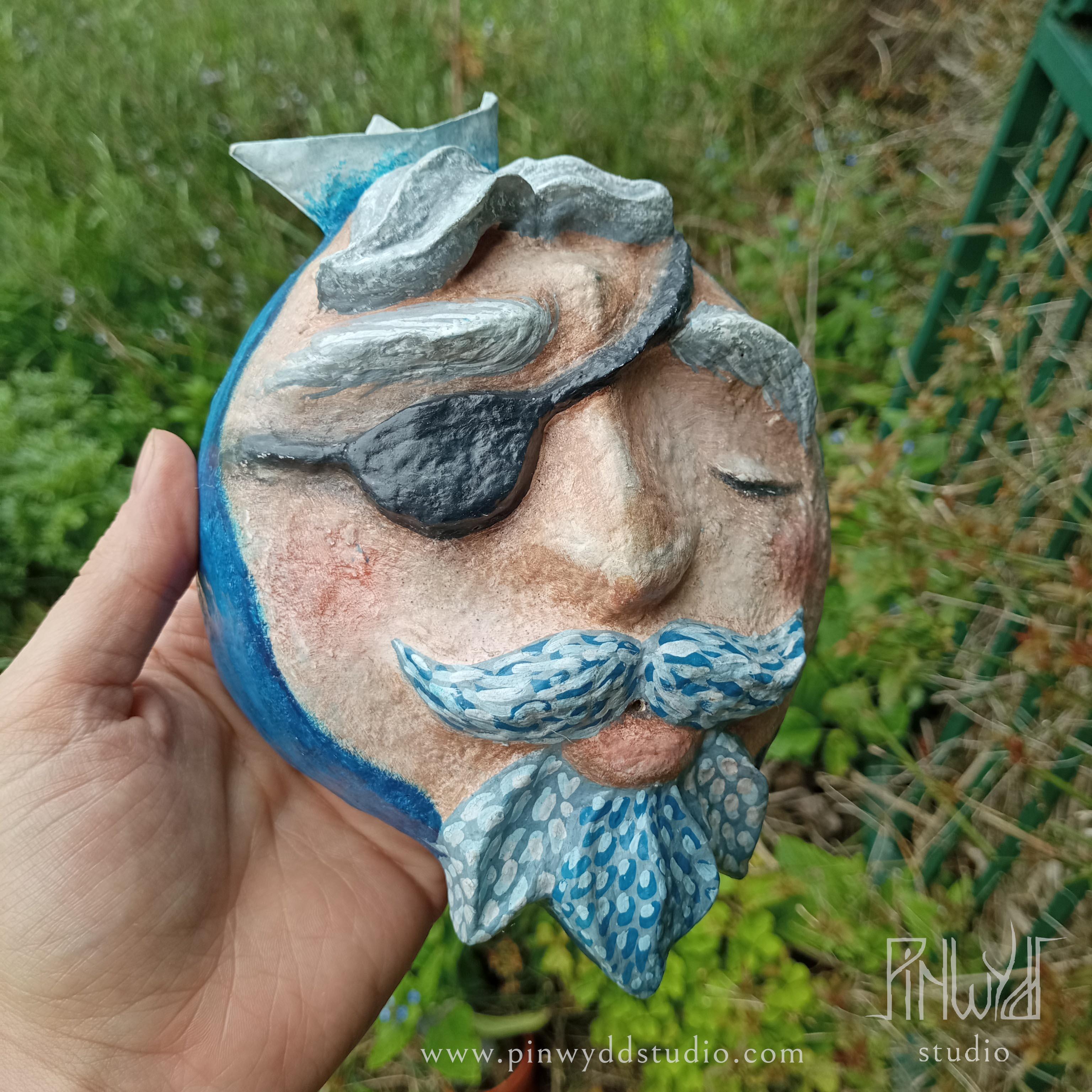 masques crées en papier mâché , pâte à  papier, papier terre, inspirés de personnages du folklore, d’elements de la nature, de la fantaisie