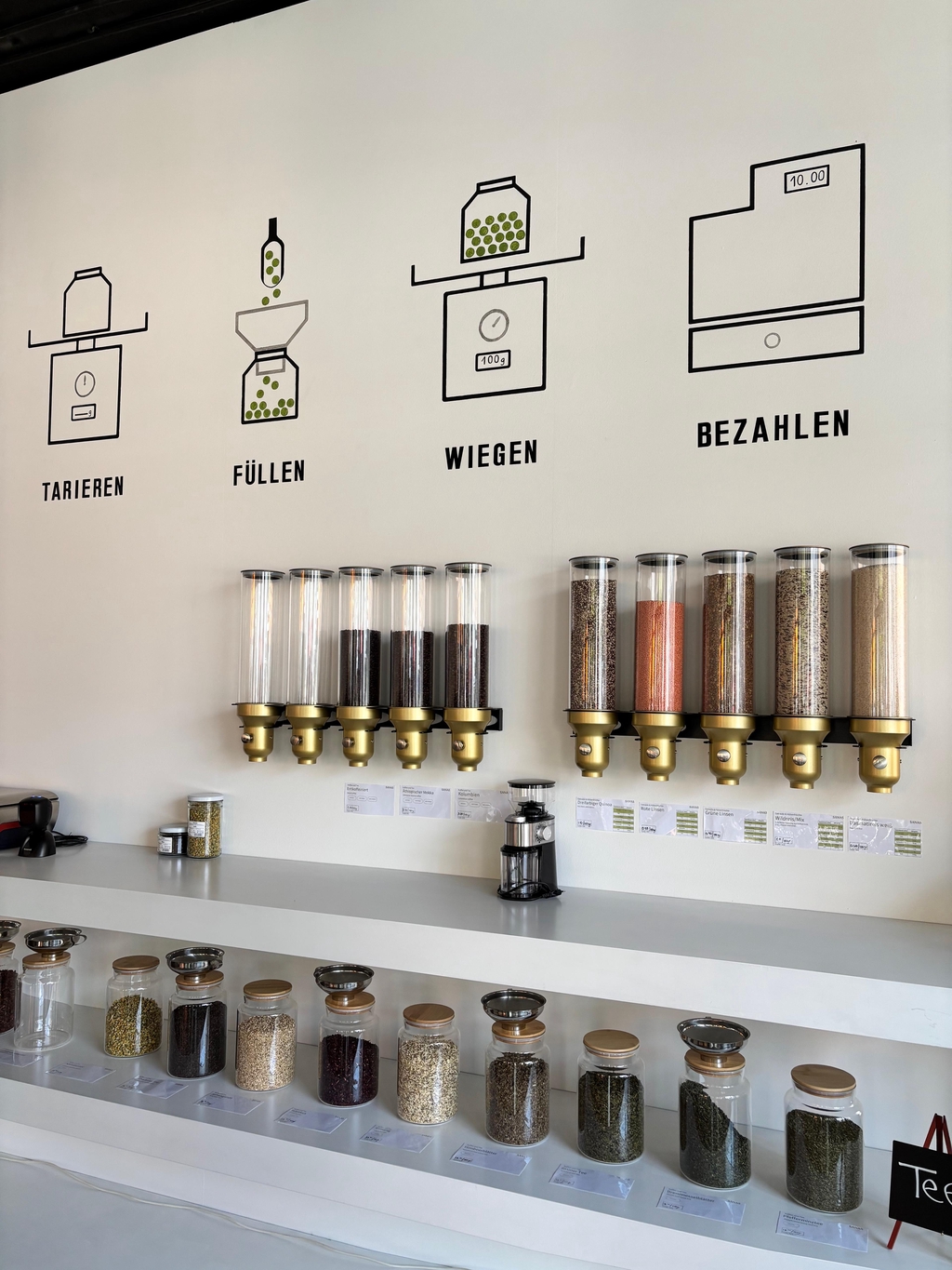 Dispenser mit Bio-Produkten an einer Wand