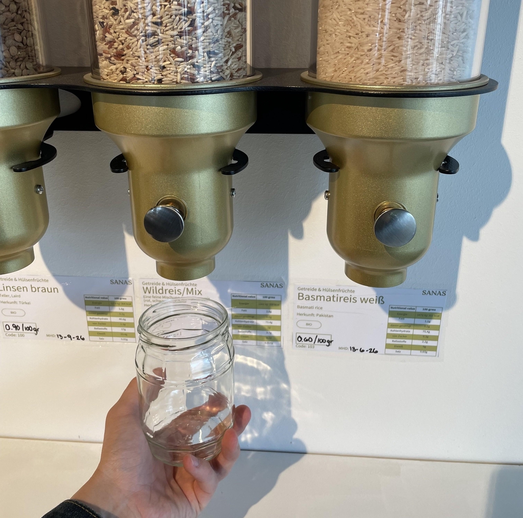 Das Abfüllen eines Bio-Produkts von einem Dispenser.
