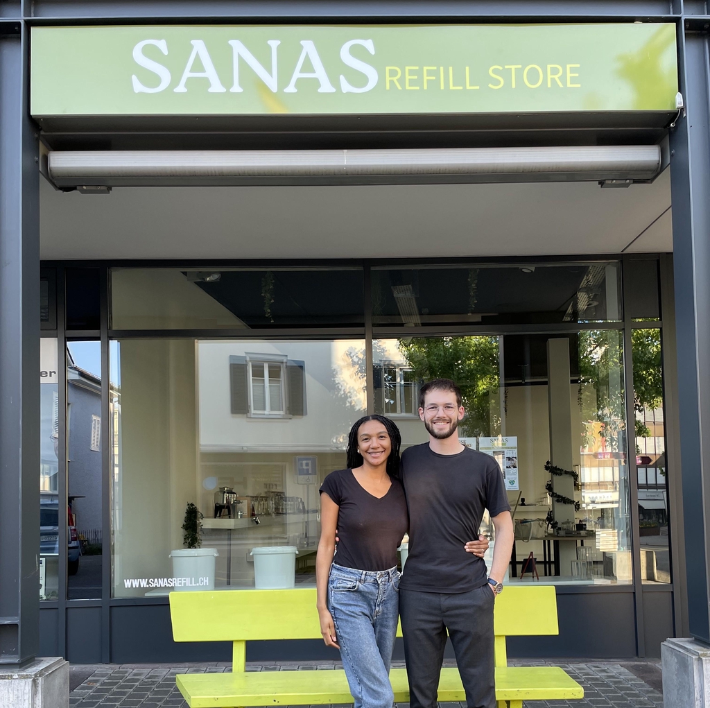 Die Inhaber von SANAS vor dem Verkaufsladen in Romanshorn
