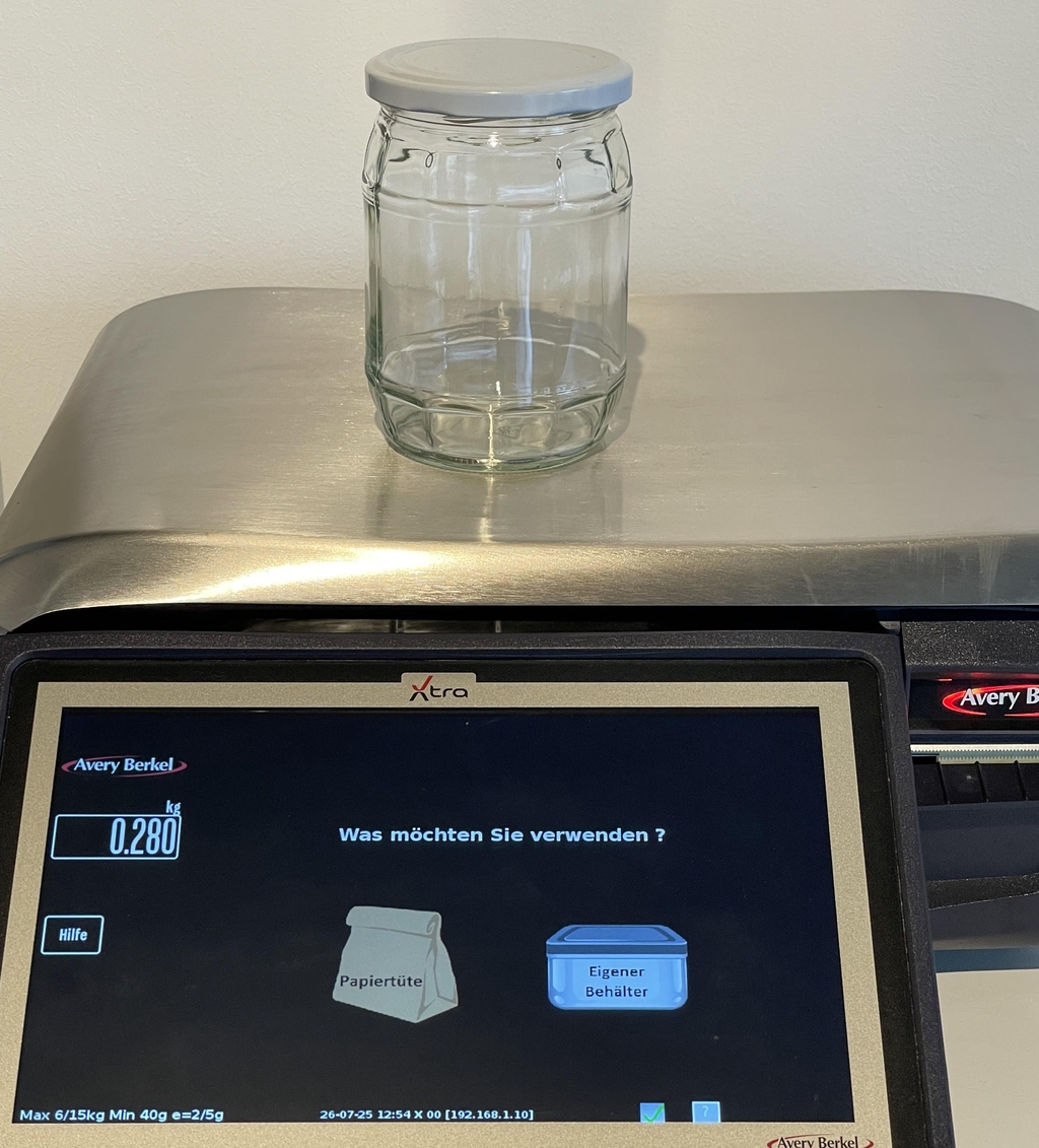Ein Glas-Behälter zum tarieren auf einer Waage