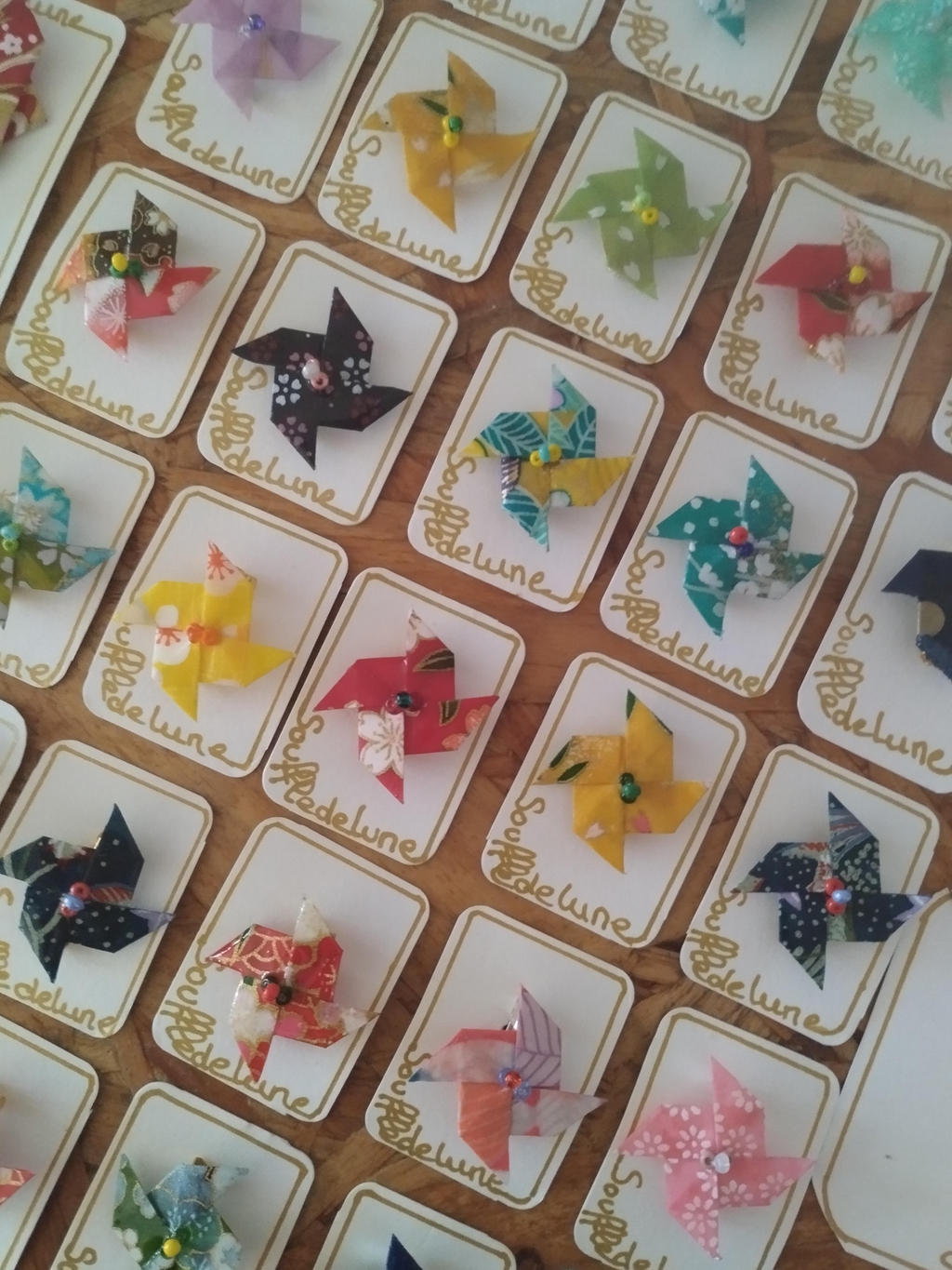 Bienvenue dans un univers où chaque pli raconte une histoire, née de la délicatesse du papier japonais et de la poésie du geste.