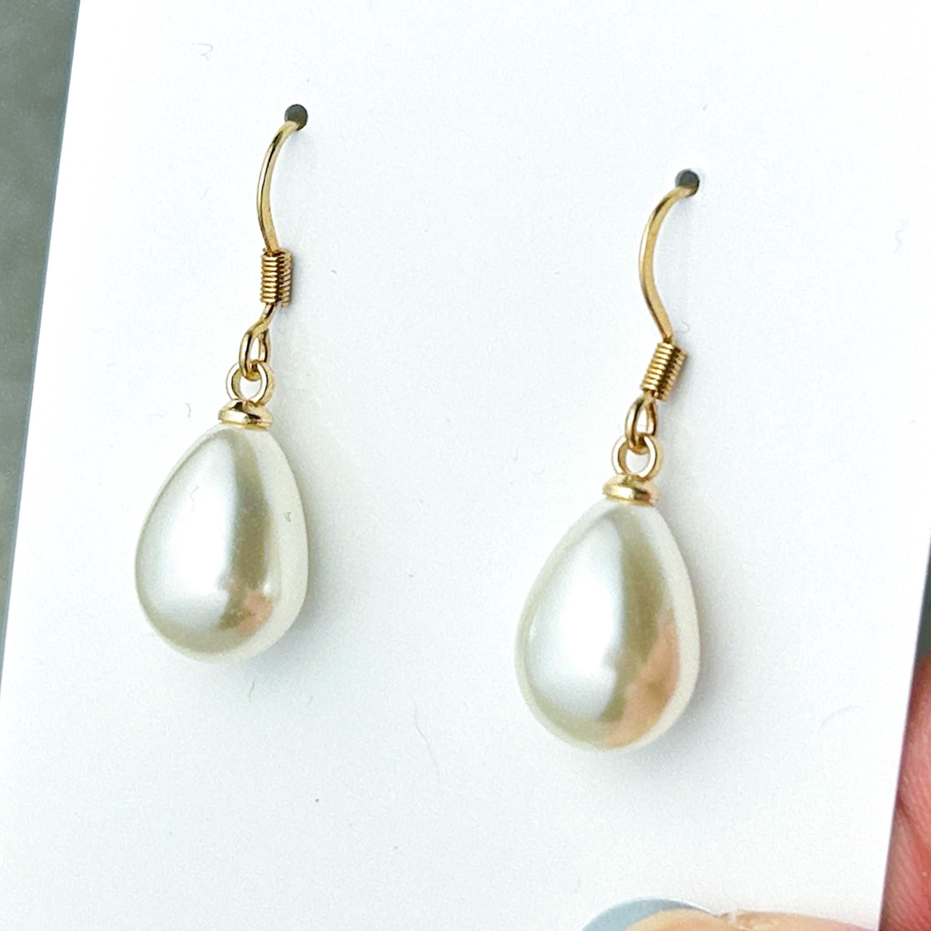 Simple and elegant glass pearls with silver or gold finish