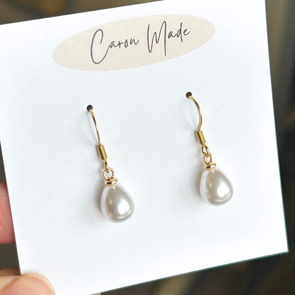 Simple and elegant glass pearls with silver or gold finish
