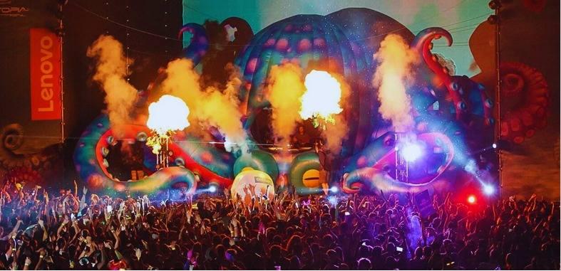 Grande Spettacolo con il Maxi Polpo e effetti Speciali