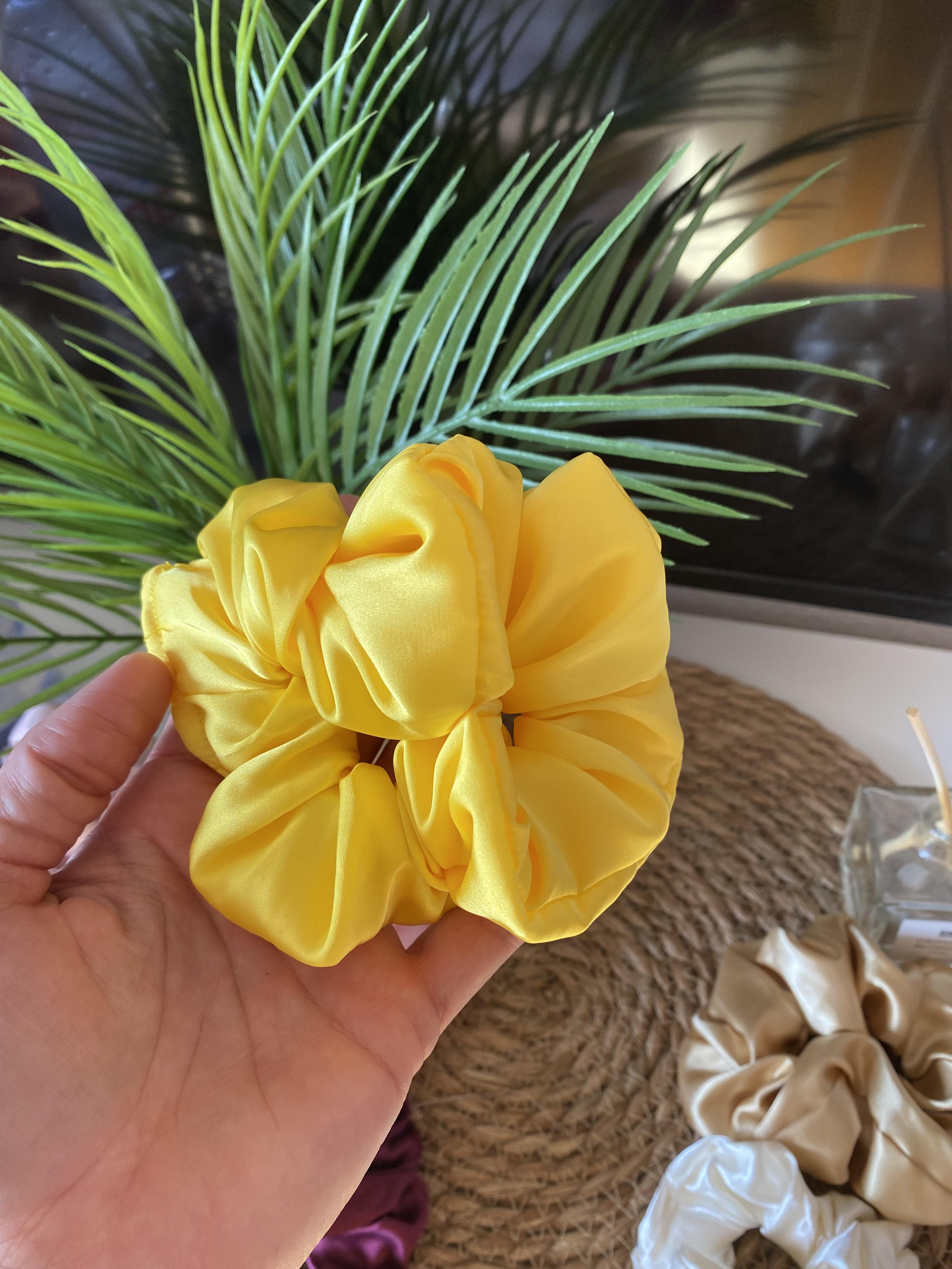 Chouchou fait main en soie, satin et wax, accessoire capillaire élégant et protecteur pour tous types de cheveux