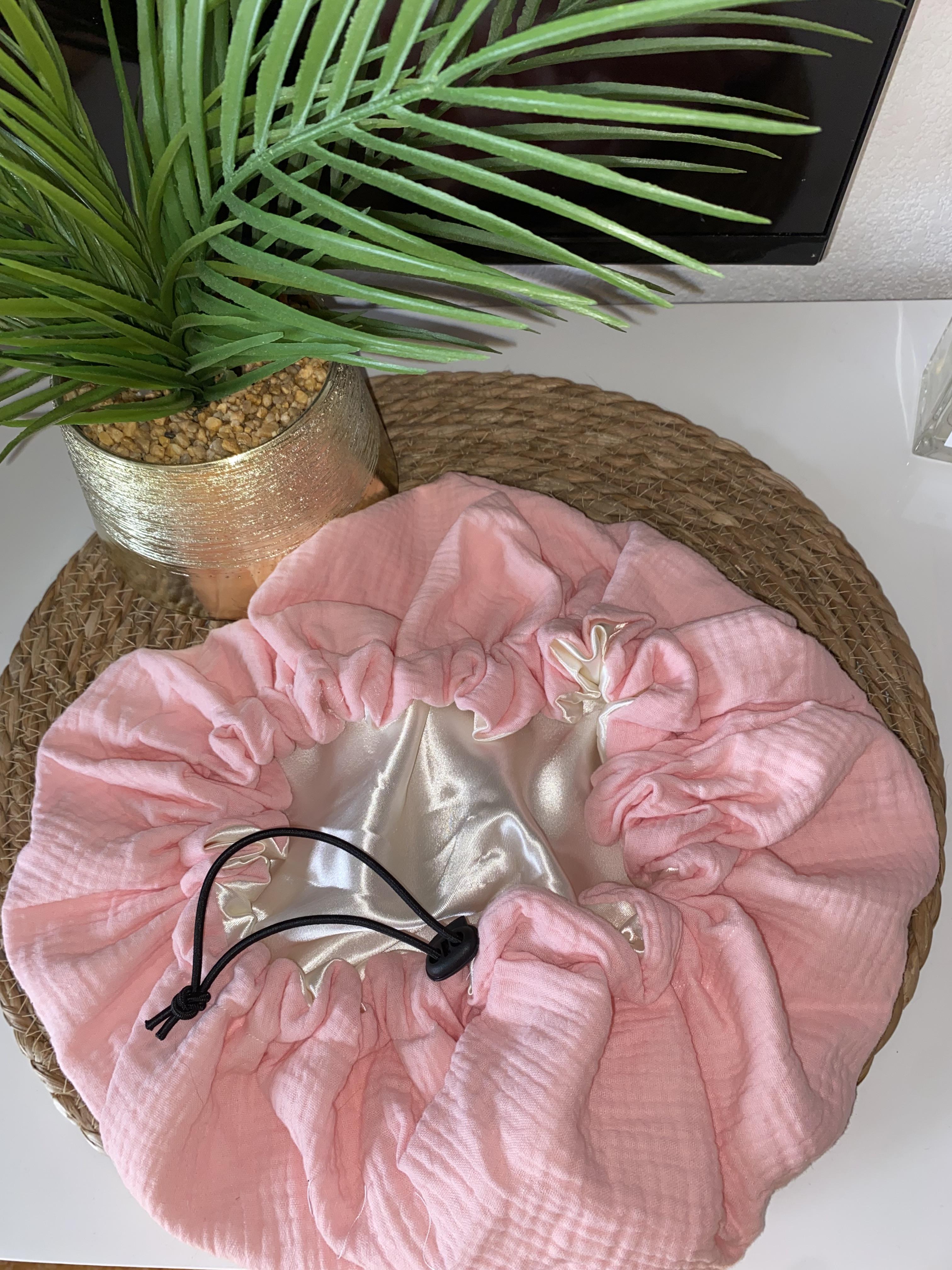 Bonnet en soie rose réglable au fini luxueux, idéal pour préserver la beauté des cheveux