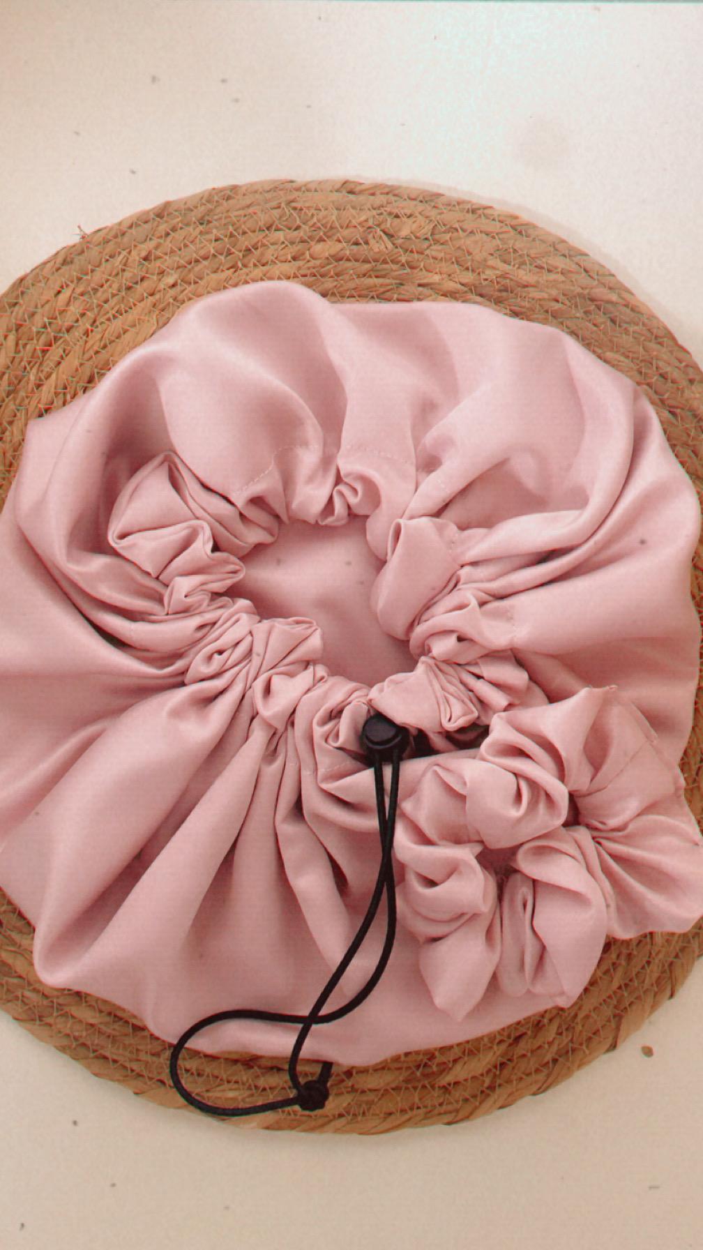 Confectionné en soie naturelle de qualité, ce bonnet protège vos cheveux des frisottis, préserve l’hydratation et s’adapte parfaitement à toutes les longueurs et textures.
Idéal pour dormir ou pour un style chic et confortable à la maison. Le chouchou en soie assorti complète l’ensemble pour un look harmonieux et élégant.
Fait main avec soin, ce coffret est également un cadeau parfait pour Noël, anniversaires ou toute occasion spéciale. Disponible en rose tendre pour ajouter une touche douce et féminine à votre routine capillaire.