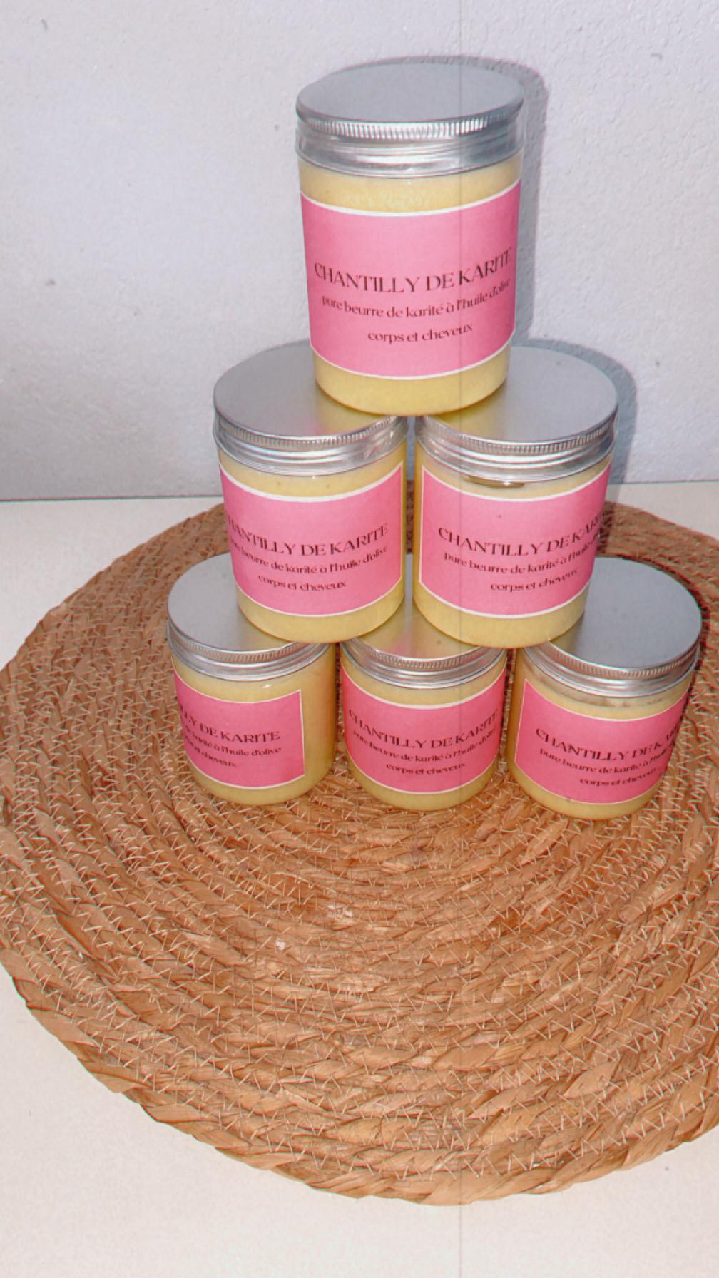 Le beurre de karité pur, associé à l'huile d'olive, est un mélange précieux qui offre de nombreux bienfaits pour la peau et les cheveux. Originaire d'Afrique de l'Ouest, notamment du Sénégal, le beurre de karité est reconnu pour ses propriétés hydratantes, nourrissantes et protectrices. Lorsqu'il est combiné avec l'huile d'olive, riche en antioxydants et en acides gras essentiels, ce mélange devient une véritable potion magique pour revitaliser et adoucir la peau, tout en renforçant et en apportant de la brillance aux cheveux. Ce duo naturel est particulièrement apprécié pour son efficacité à traiter les peaux sèches, les irritations, et pour prévenir les signes du vieillissement. En plus, il est entièrement naturel, ce qui en fait un choix écologique et respectueux de l'environnement.