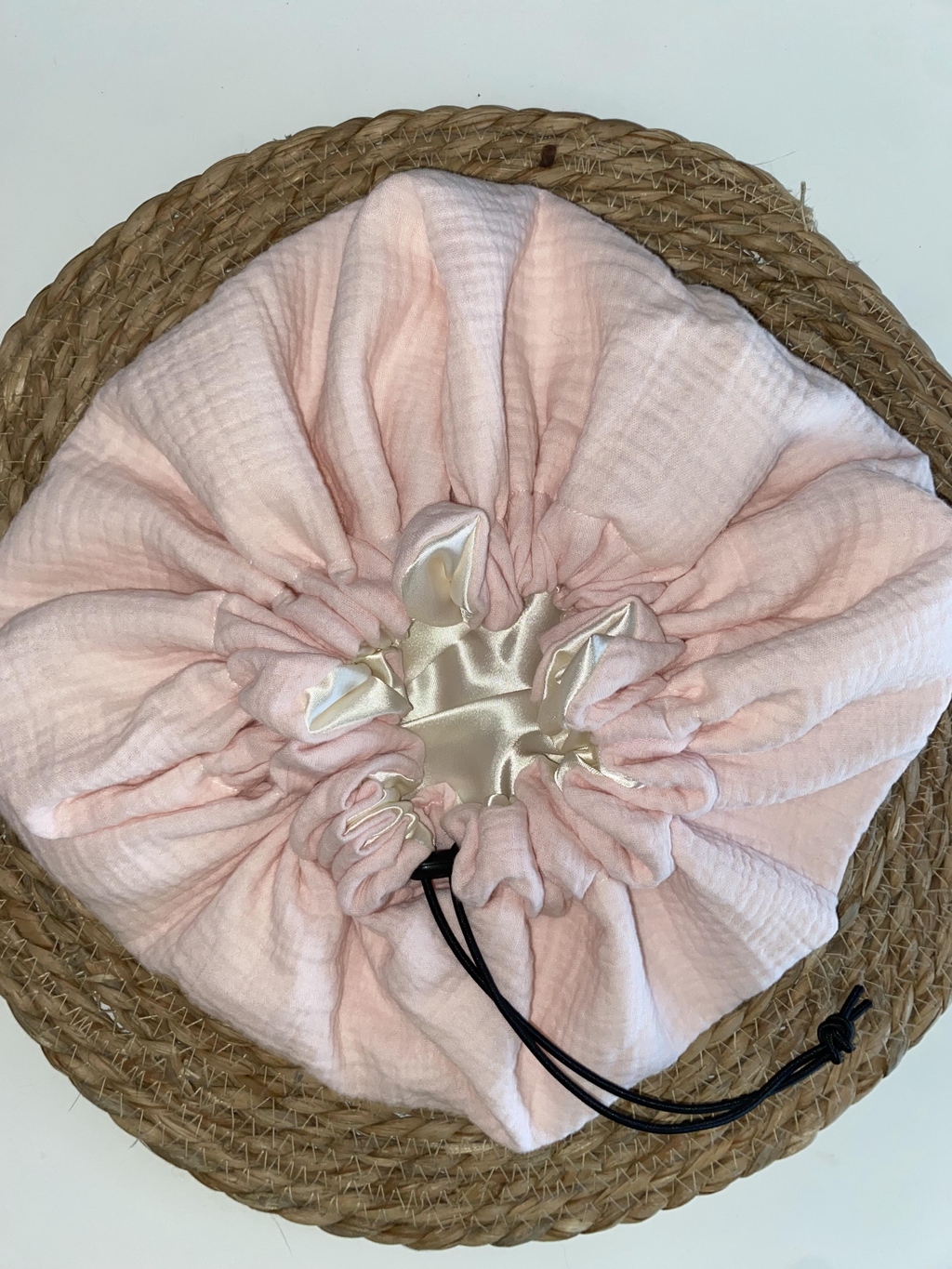 Les bonnets en soie et coton double gaze faits main incarnent l'élégance et le confort, mariant des matériaux de haute qualité avec un savoir-faire artisanal. La soie, réputée pour sa douceur et son éclat naturel, protège les cheveux tout en réduisant les frictions, ce qui est idéal pour prévenir les dommages capillaires. Le coton double gaze, quant à lui, offre une texture légère et respirante, parfaite pour un port prolongé. Ces bonnets sont souvent considérés comme un accessoire de luxe, apportant une touche de raffinement à votre routine quotidienne. En choisissant un bonnet fabriqué à la main, vous soutenez non seulement des artisans talentueux, mais vous investissez également dans un produit durable et unique.