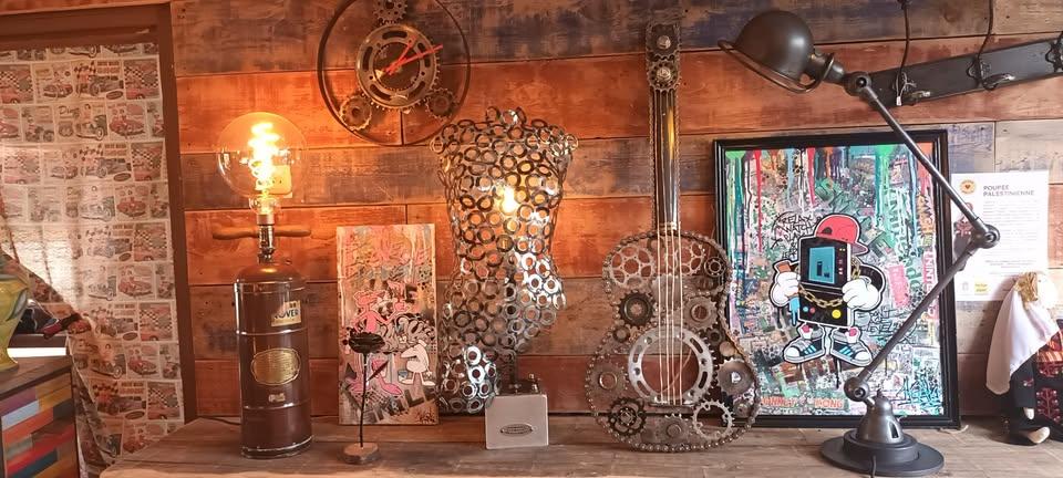 Métal Indus Design, un artisan/artiste qui crée des sculptures, décos, lampes ... Tout à base de produits recyclés, chinés et assemblés avec passion. 