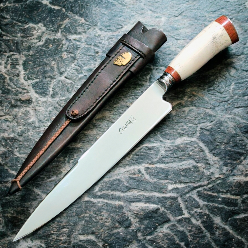 Faca Forjada Criolla Elmo Aço Inox Dorso Liso Cabo em Canela de Avestruz e Madeira de Muirapiranga 10 Polegadas
