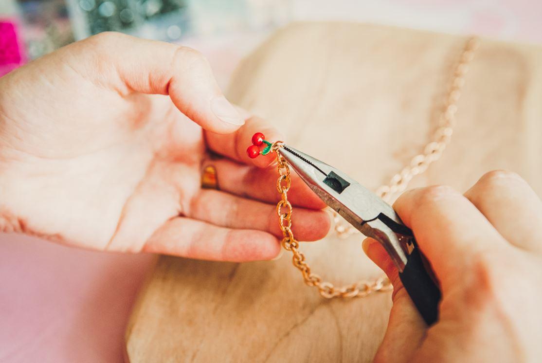 Petite, je passais des heures à enfiler des perles et faire mes petits bijoux. Aujourd’hui, cette passion est devenue une vraie aventure créative : imaginer des bijoux colorés, solaires et faciles à porter.
Inspirées par la nature et les émotions, mes créations mêlent pierres naturelles et acier inoxydable.
Chaque bijou est fabriqué à la main en Lorraine, en petite série, avec soin et intention.
Mon but ? Créer des bijoux joyeux, qui illuminent vos tenues et donnent envie de les collectionner.