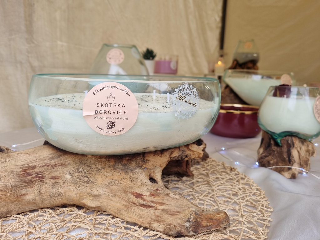 Originální sójové svíčky v taveném recyklovaném skle na kořeni tropického stromu Gamal