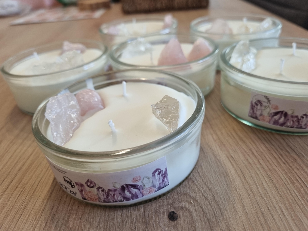 Sójové svíčky s minerálními kameny 