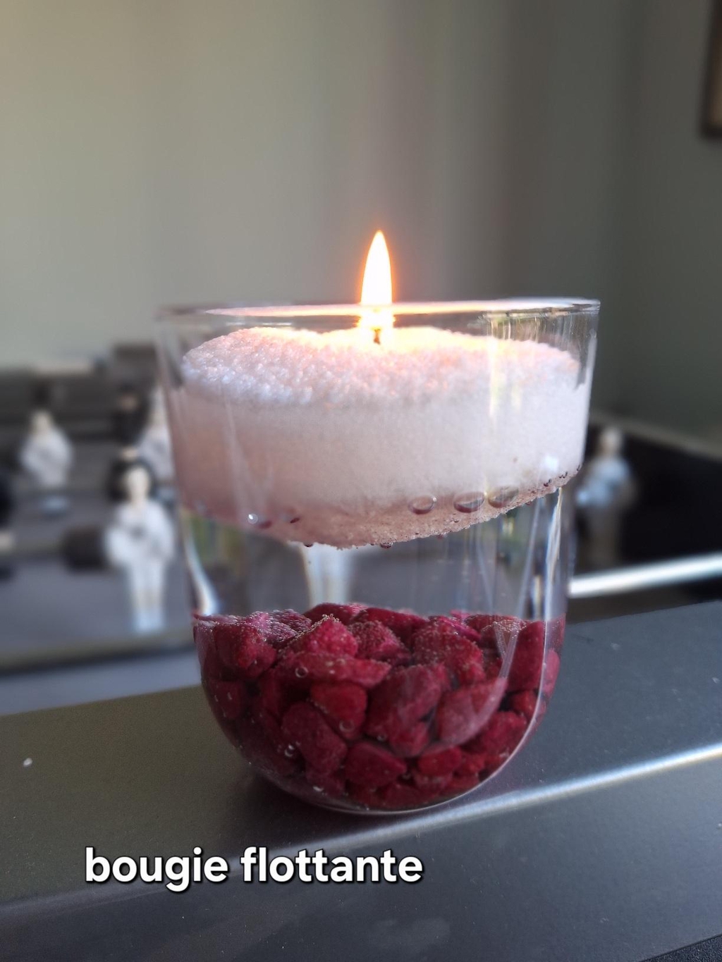 Bougie flottante eau plus gravier avec cire de sable allumée sur un baby-foot stella