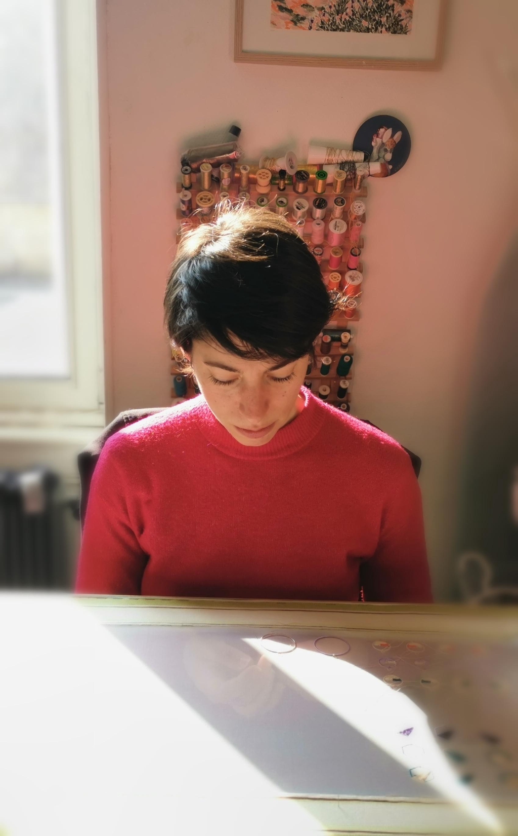 Anne-Lise Mary est une artiste brodeuse,

installée à Strasbourg, elle exerce en qualité d'artisan d'art depuis 2020.

Ses techniques de prédilection sont la broderie au crochet et la broderie à l'aiguille.



Soucieuse des préoccupations écologiques actuelles, sa démarche se concentre sur la revalorisation. Elle chine, recycle et récupère toutes sortes de matières premières et fournitures, y compris certains emballages qui nous entourent bien trop souvent.

Cette contrainte la pousse à explorer et à repousser les possibilités techniques de la broderie pour y intégrer toute une variété de matières.

Anne-Lise Mary est toujours en recherche dans l'association de nouvelles textures et le développement de volumes.



Son univers est empreint de couleurs vives, de motifs graphiques, de mouvement, directement inspirés par l'énergie de l'art contemporain.

Sa passion pour un savoir faire ancien et son engagement pour des valeurs environnementales se manifestent à travers ses créations uniques et originales.

Elle créé ainsi des bijoux, des objets d’art décoratifs, des tableaux et collabore avec les professionnels comme les particuliers.

Anne-Lise Mary vous propose également de revaloriser vos vêtements ou objets diverses par leur ennoblissement sur-mesure.