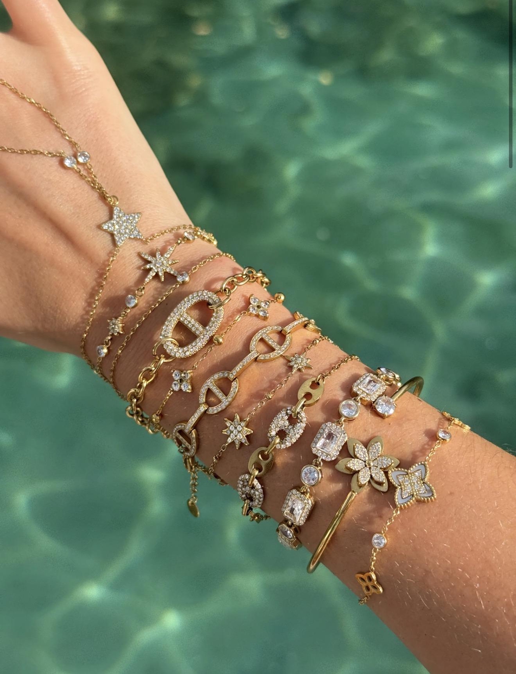 Cherry Jewelry s’engage à vous offrir des bijoux en acier inoxydable 316L, 304 et en plaqué or, reconnus pour leur résistance à la rouille et leur caractère hypoallergénique. Chaque bijou est conçu pour allier élégance, durabilité et confort.✨