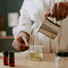 Une personne qui fabrique une bougie parfumée