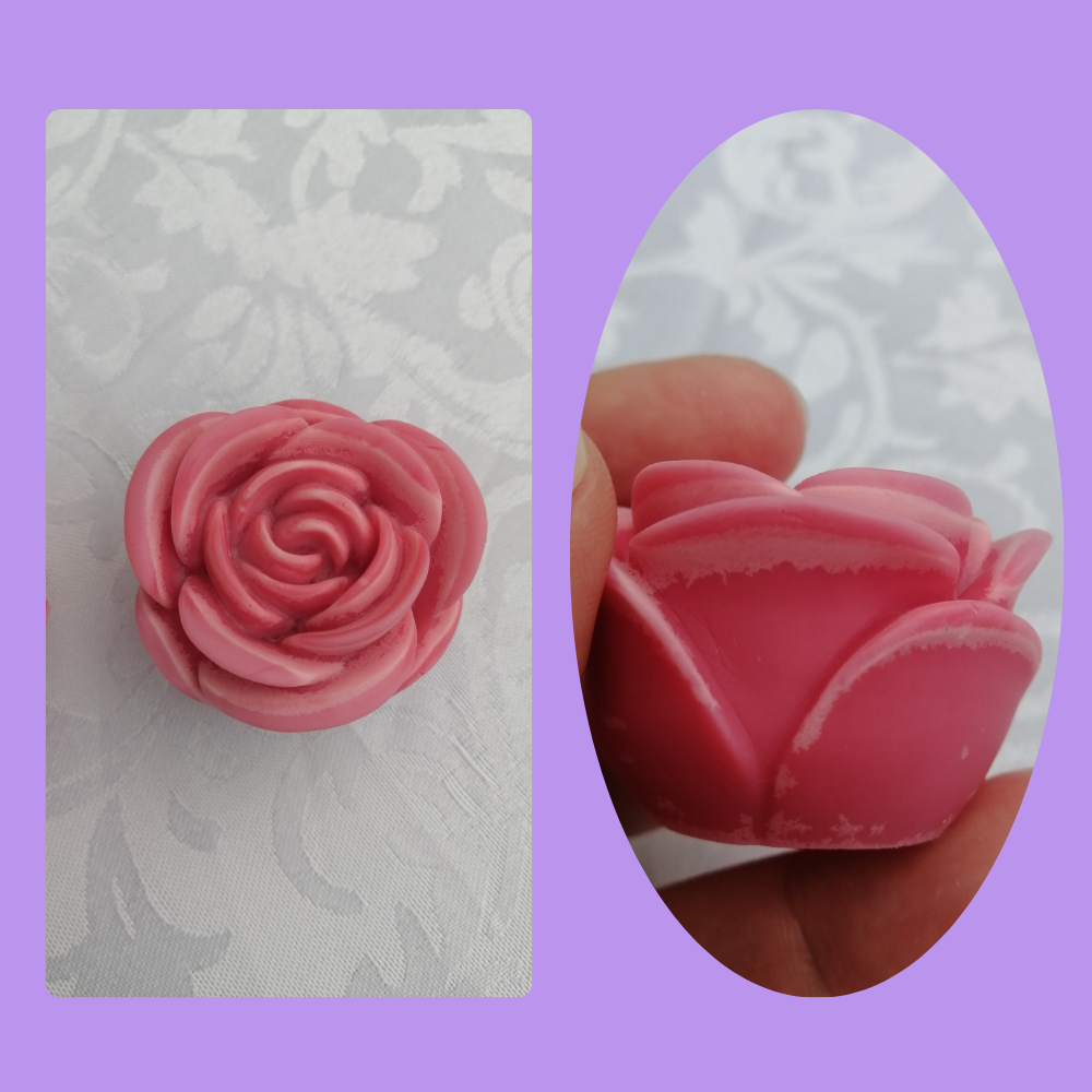 un fondant parfumé de couleur rose en forme de fleur